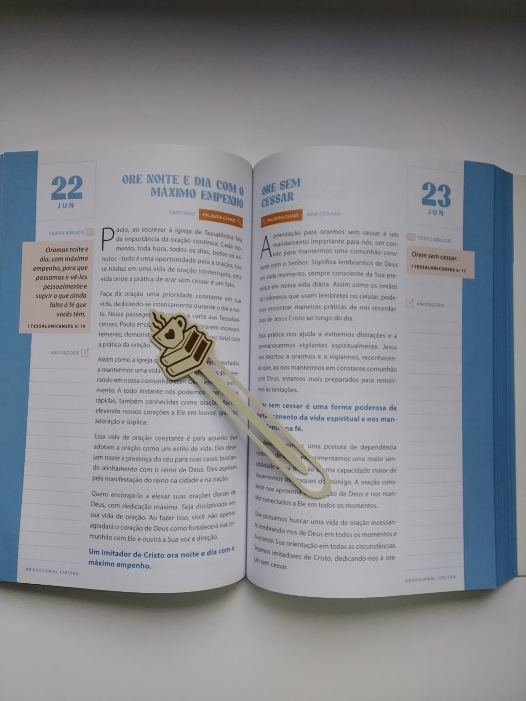 Marca Página 3D Clipe Chávena: "livro + café = coração"