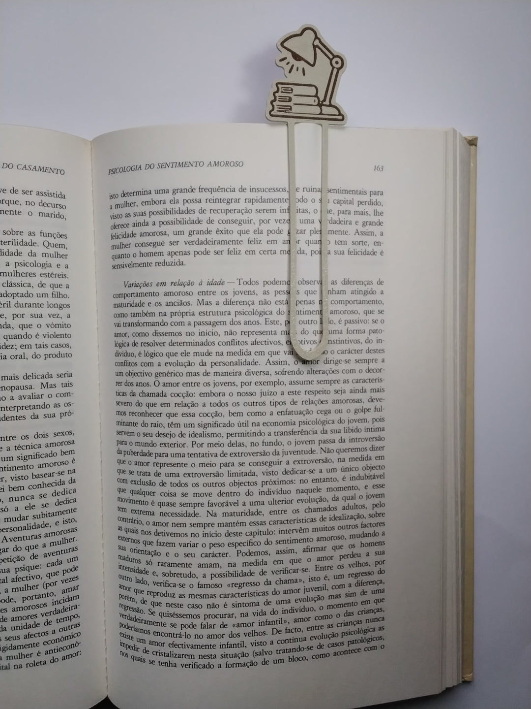Marca Página 3D Clipe – Mesa, Livros e abajur