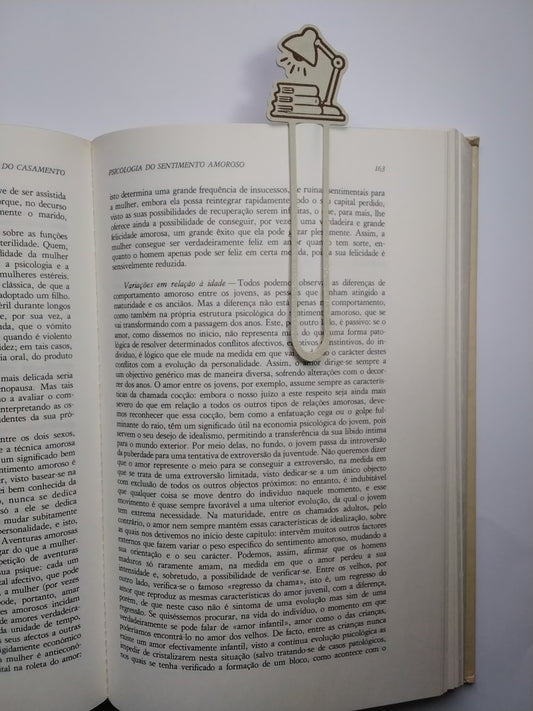 Marca Página 3D Clipe – Mesa, Livros e abajur