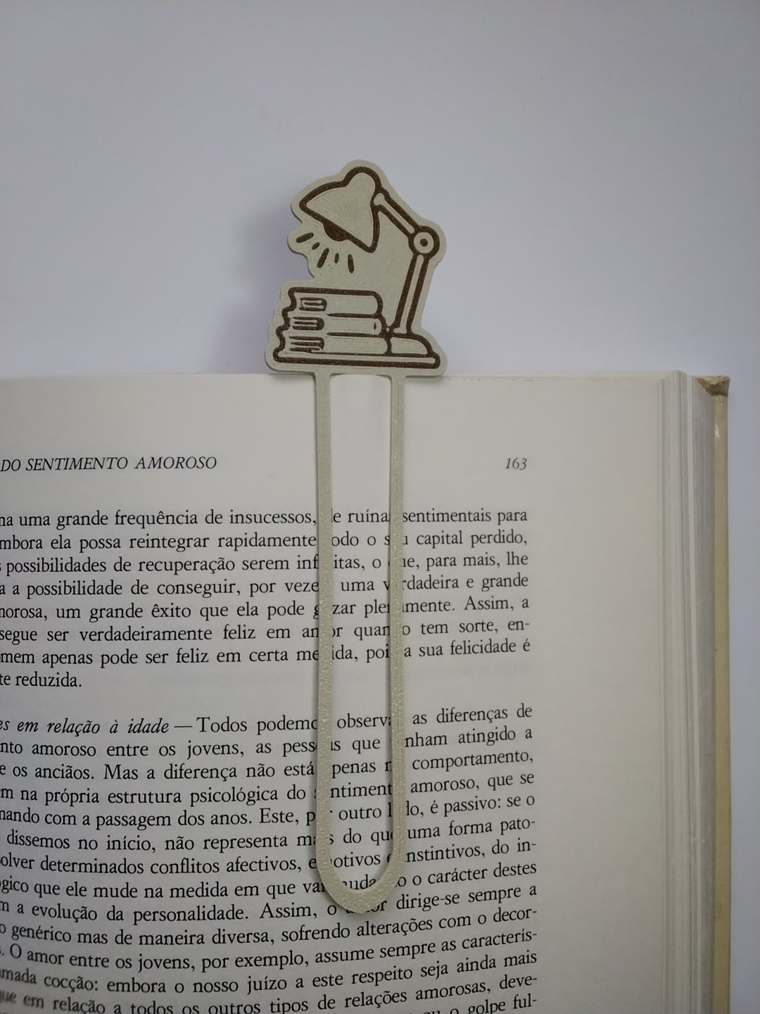 Marca Página 3D Clipe – Mesa, Livros e abajur
