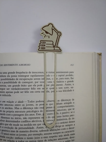 Marca Página 3D Clipe – Mesa, Livros e abajur